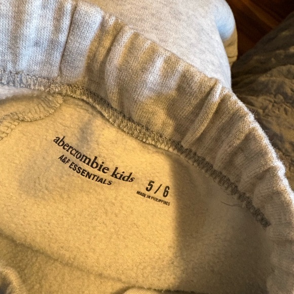 Abercrombie Kids Wide Leg Sweatpants 5/6 Gray A&F Essentials Cozy - Picture 2 of 3